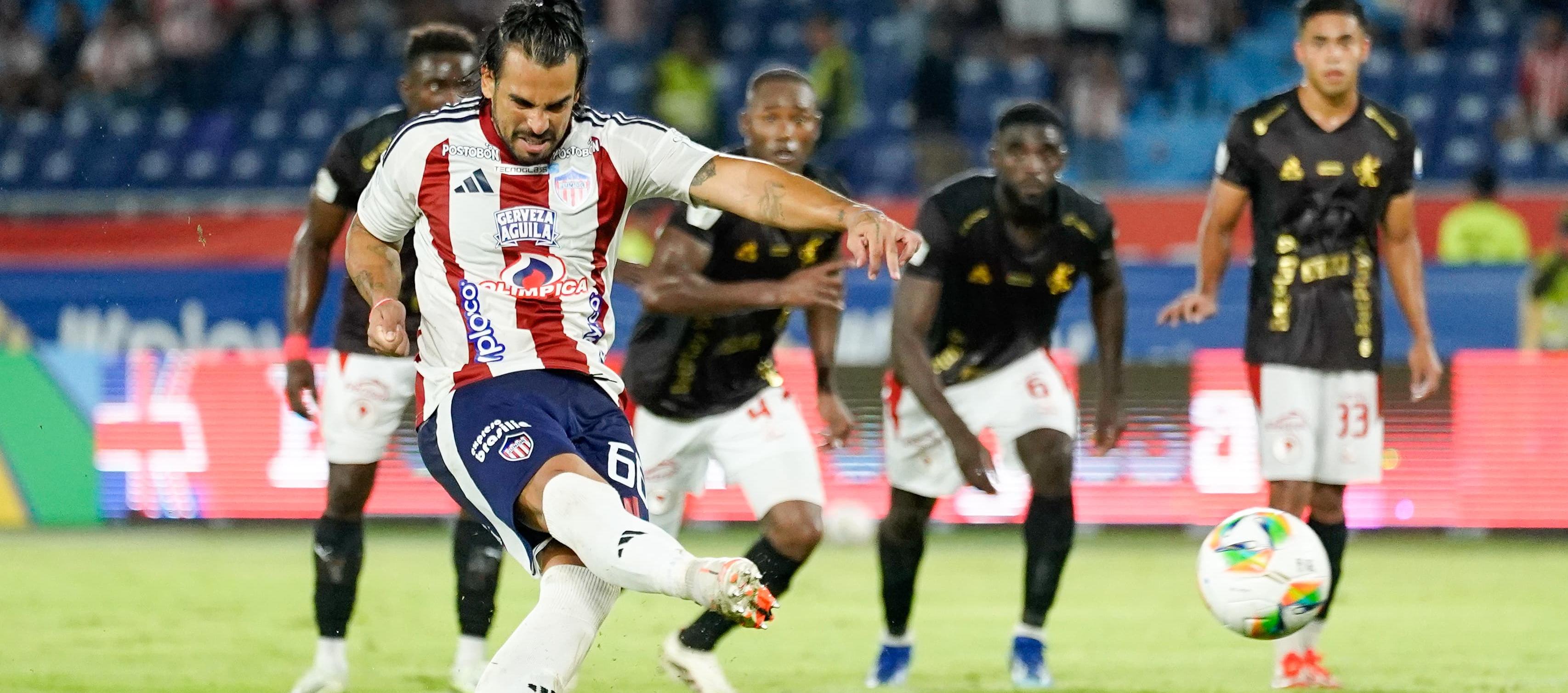 Javier Báez desperdició un penal para Junior.