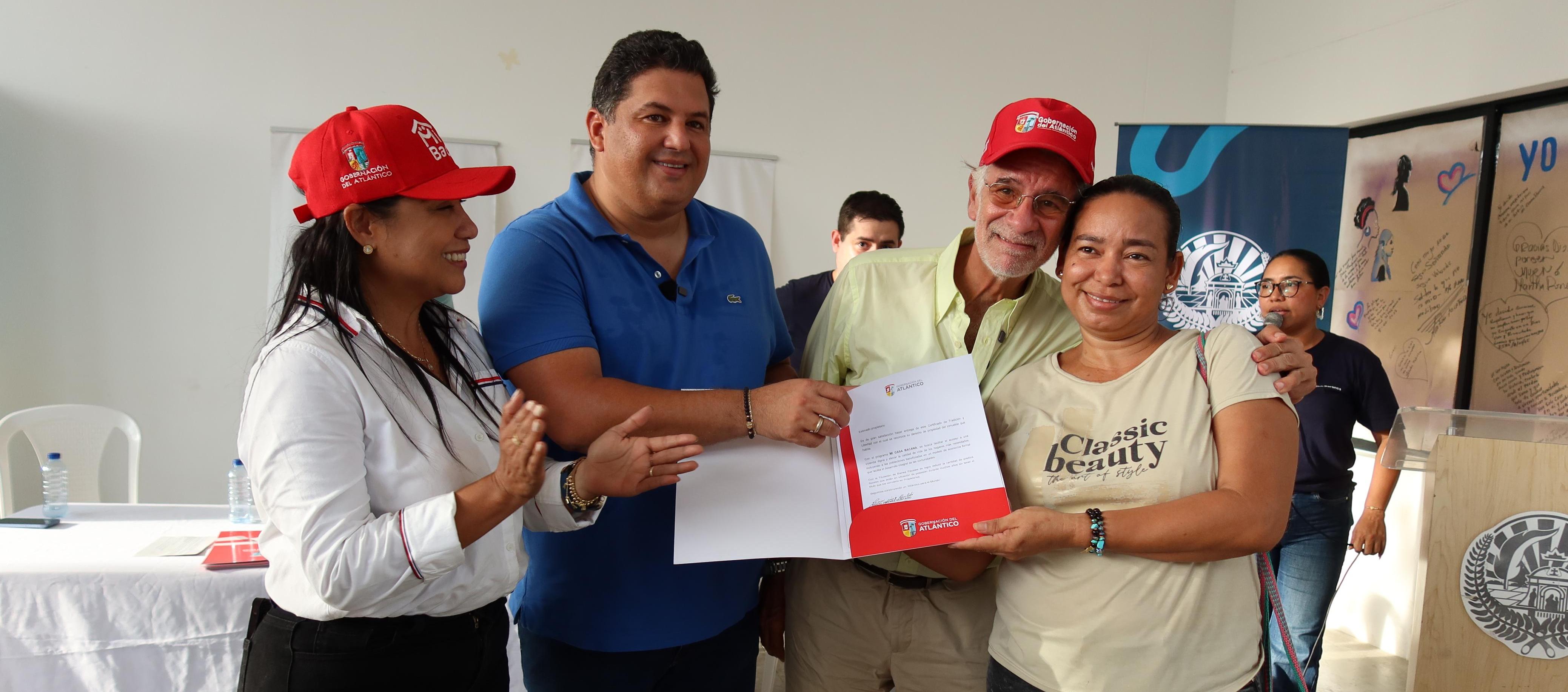 La Subsecretaria de Vivienda y Electrificación Rural, Rocío Jiménez; el alcalde Edinson Palma y el Gobernador Eduardo Verano con una beneficiaria. 