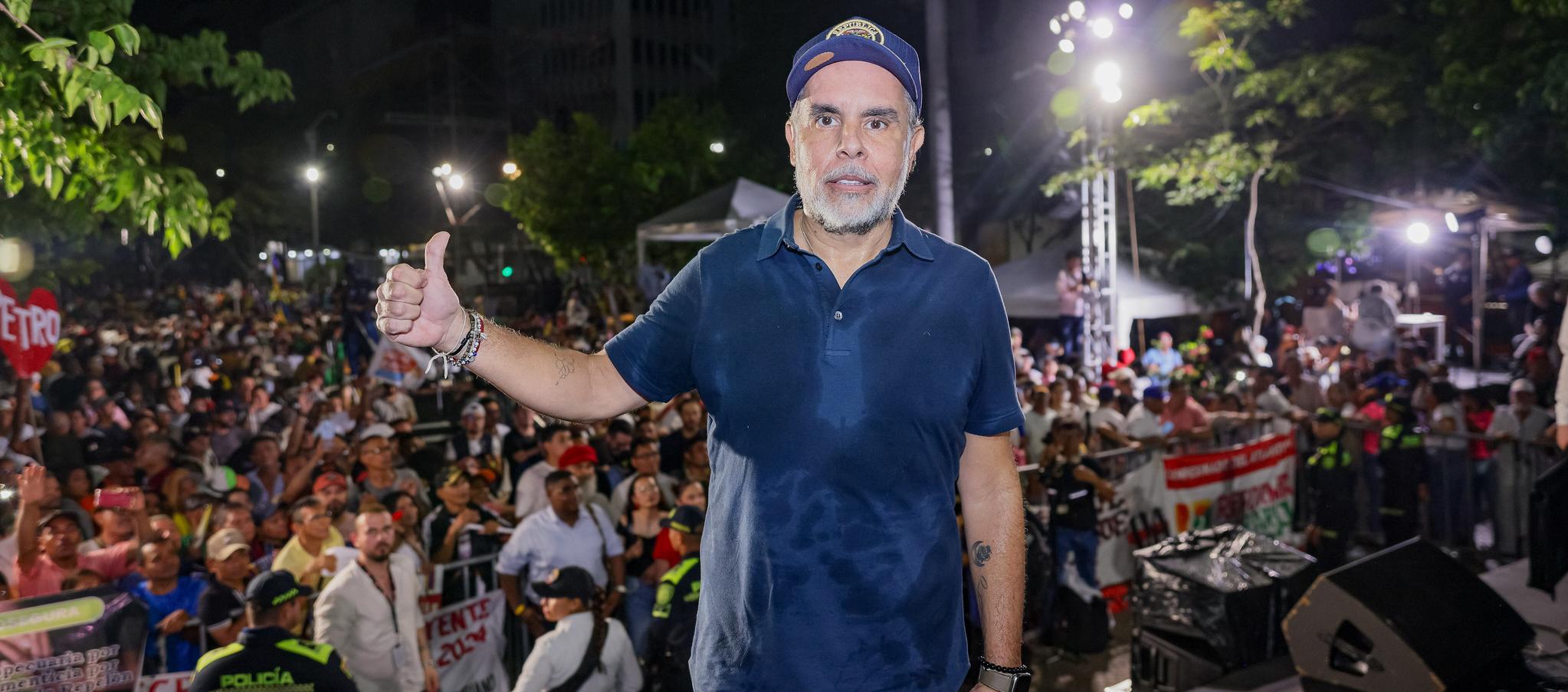 El Ministro del Interior, Armando Benedetti, en el cabildo popular realizado en Barranquilla.