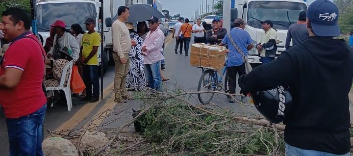 Bloqueo en una de las vías de Riohacha. 