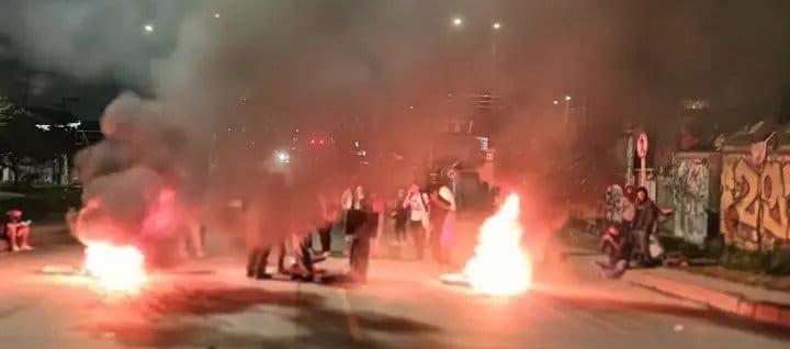Bloqueo con quemas de llantas en Bogotá. 