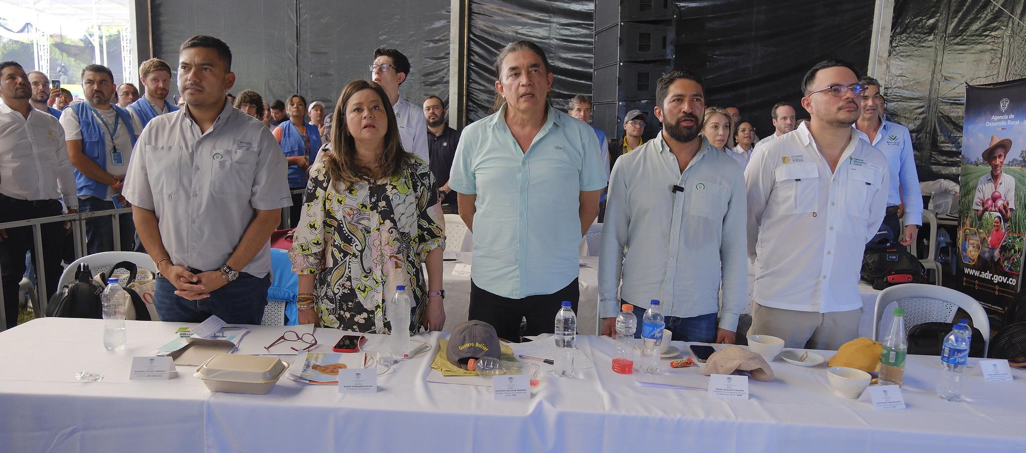 Gustavo Bolívar (centro) durante el evento en el Catatumbo.