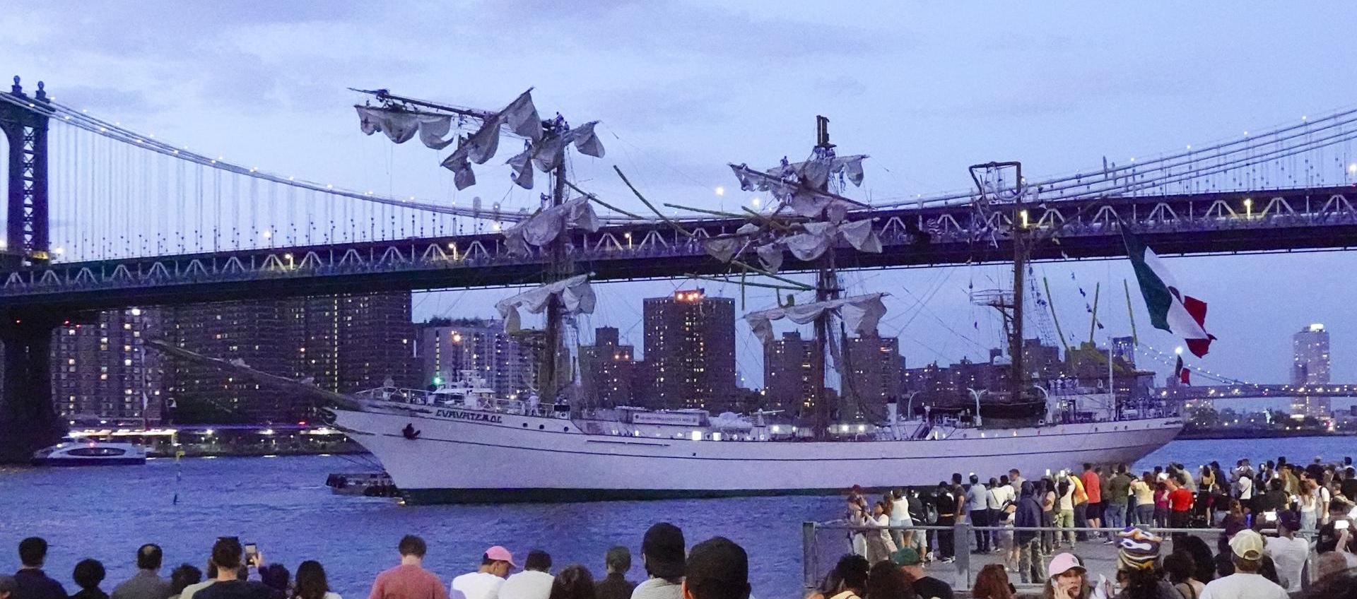 El buque mexicano tras el accidente que sufrió en Nueva York. 