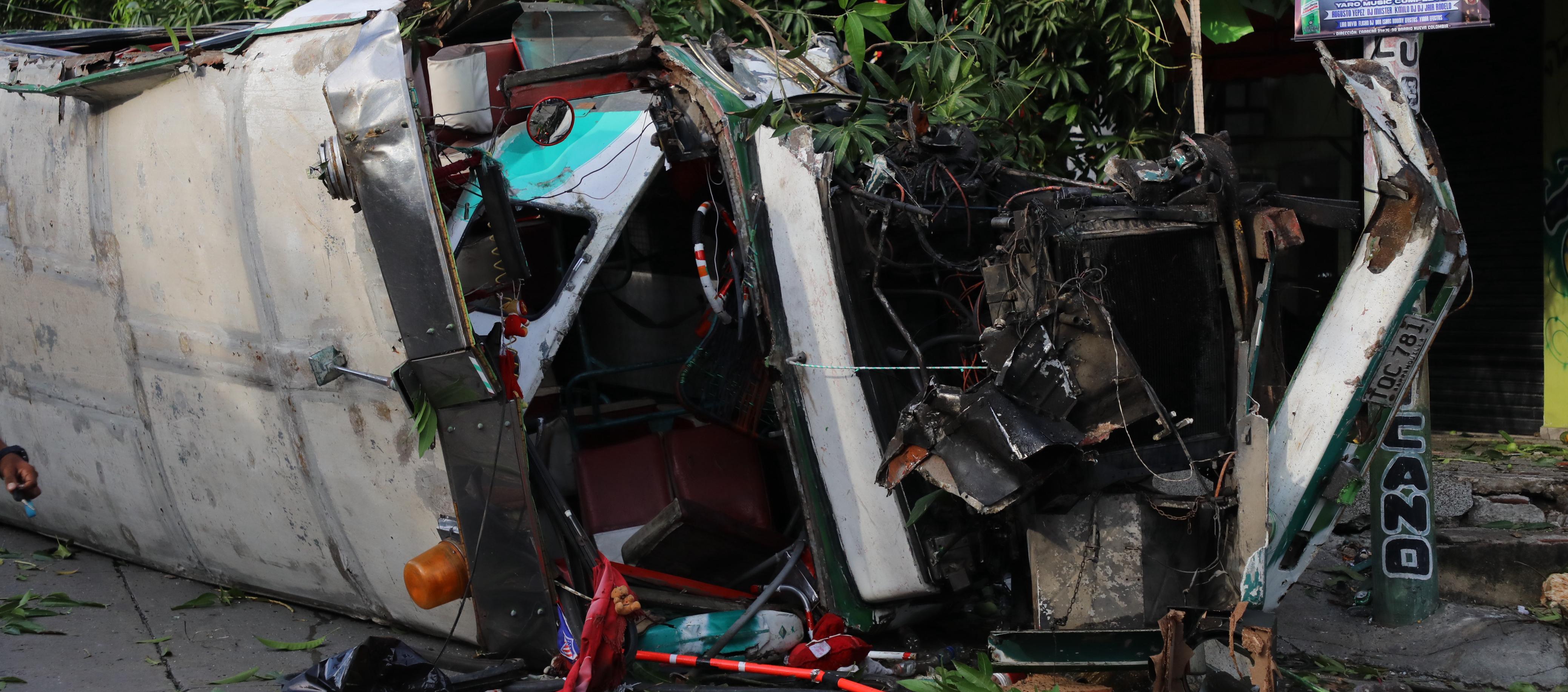 Aspecto del bus tras volcarse en La Loma de La Manga. 