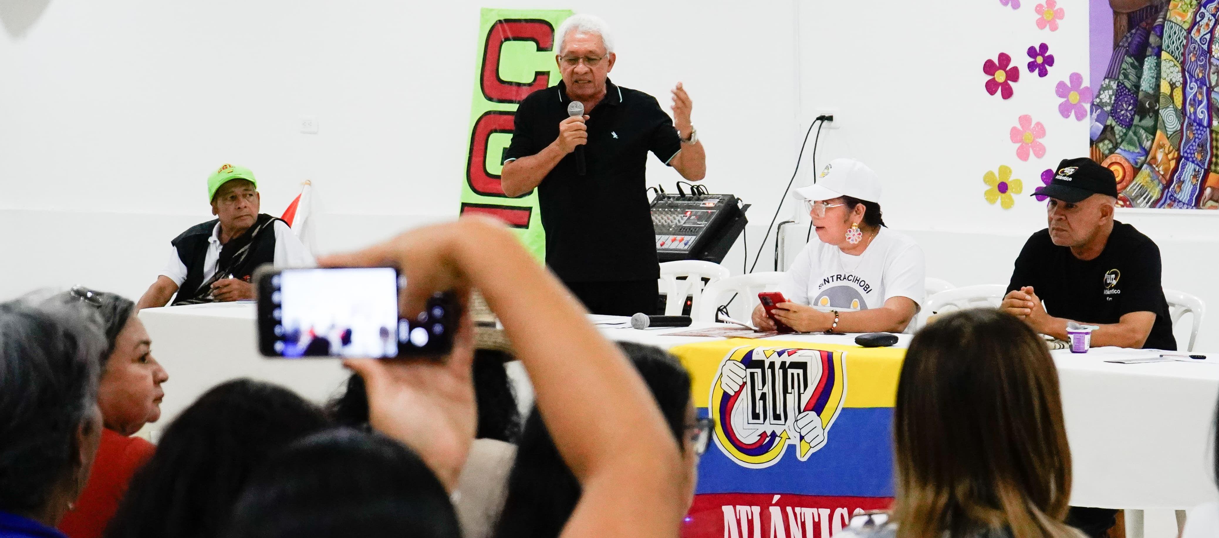 Cabildo popular en la sede de ADEA, en el norte de Barranquilla.