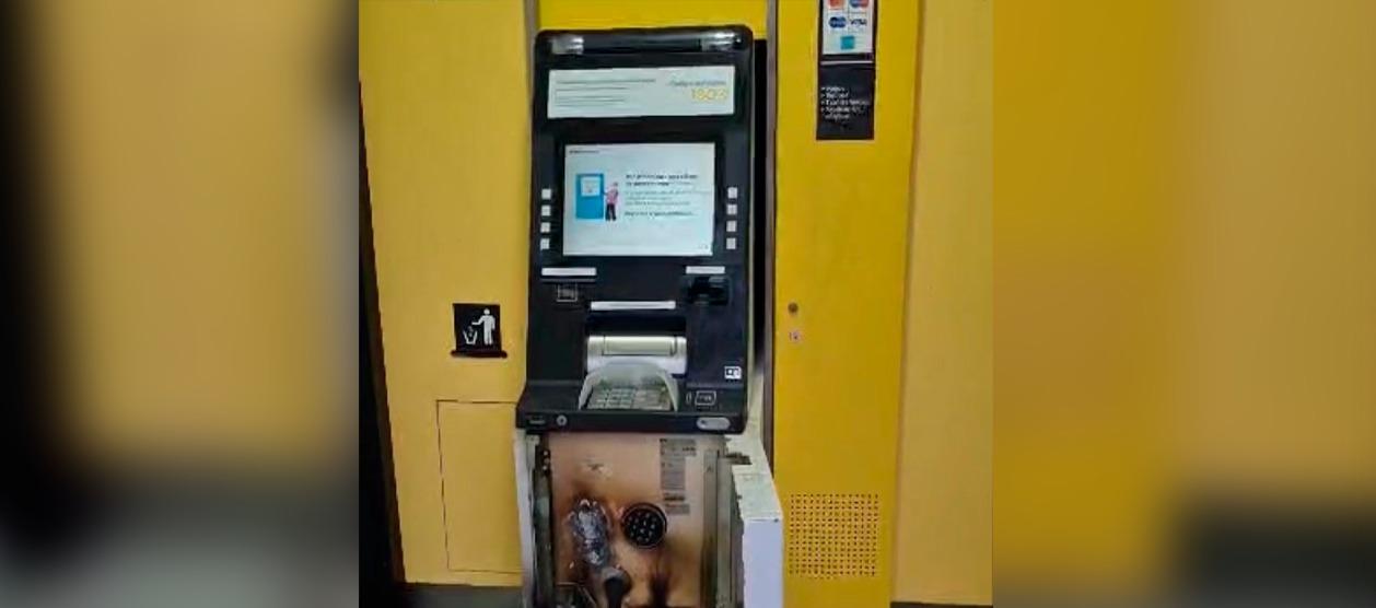 El cajero automático quedó de esta manera tras el intento de robo. 