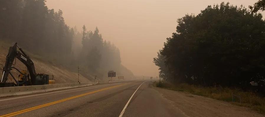 Humo en carretera de Canadá debido a los incendios forestales.