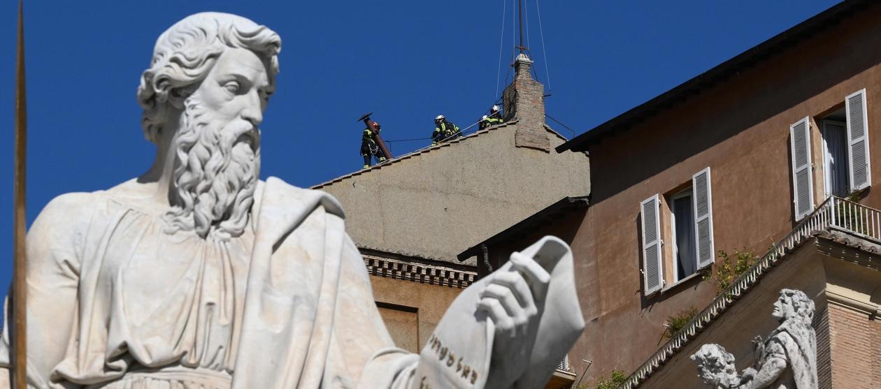 Los bomberos instalaron este viernes la chimenea en el techo de la Capilla Sixtina del Vaticano.