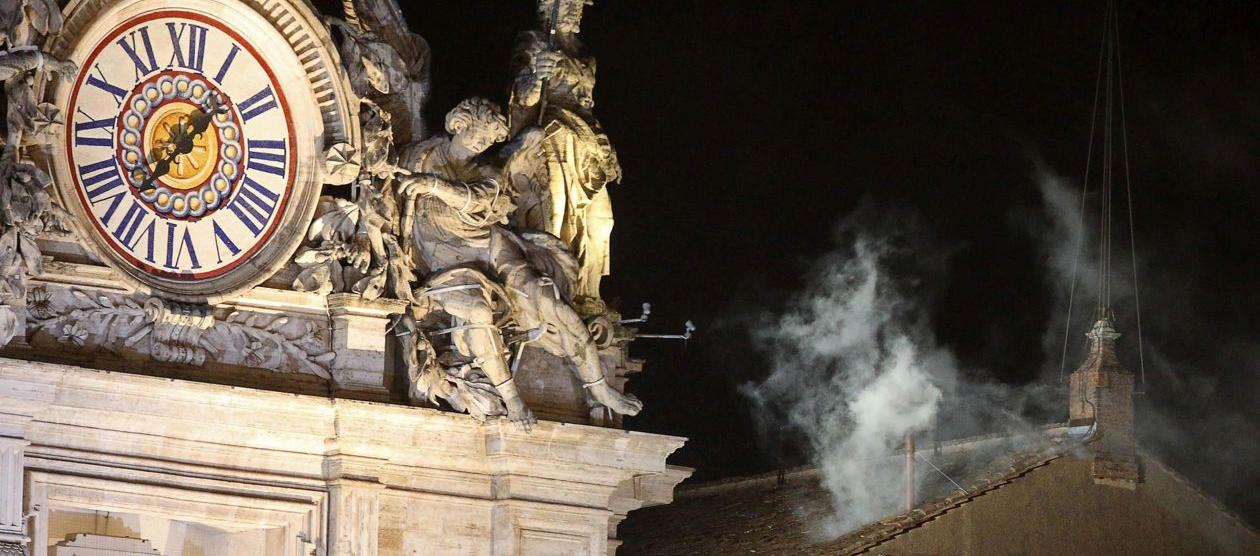 La fumata blanca surge de la chimenea de la Capilla Sixtina.
