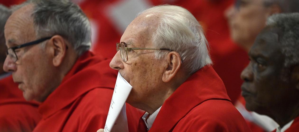 El cardenal Giovanni Battista Re (centro).