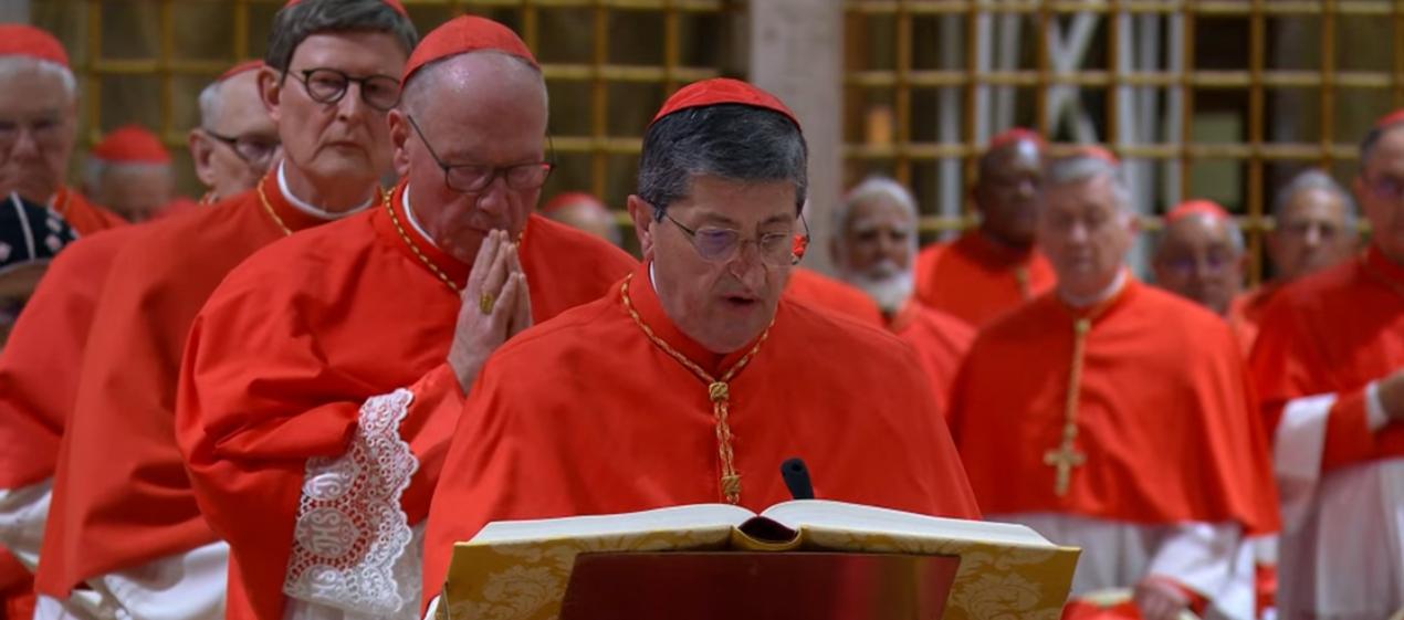 Cardenales haciendo el juramento en la Capilla Sixtina. 