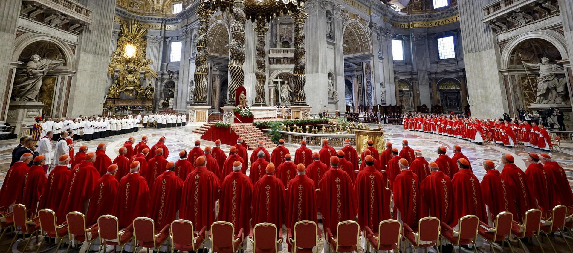 Cardenales asisten a la Misa de V Novemdiale en memoria del difunto Papa Francisco en la Basílica de San Pedro, Ciudad del Vaticano.