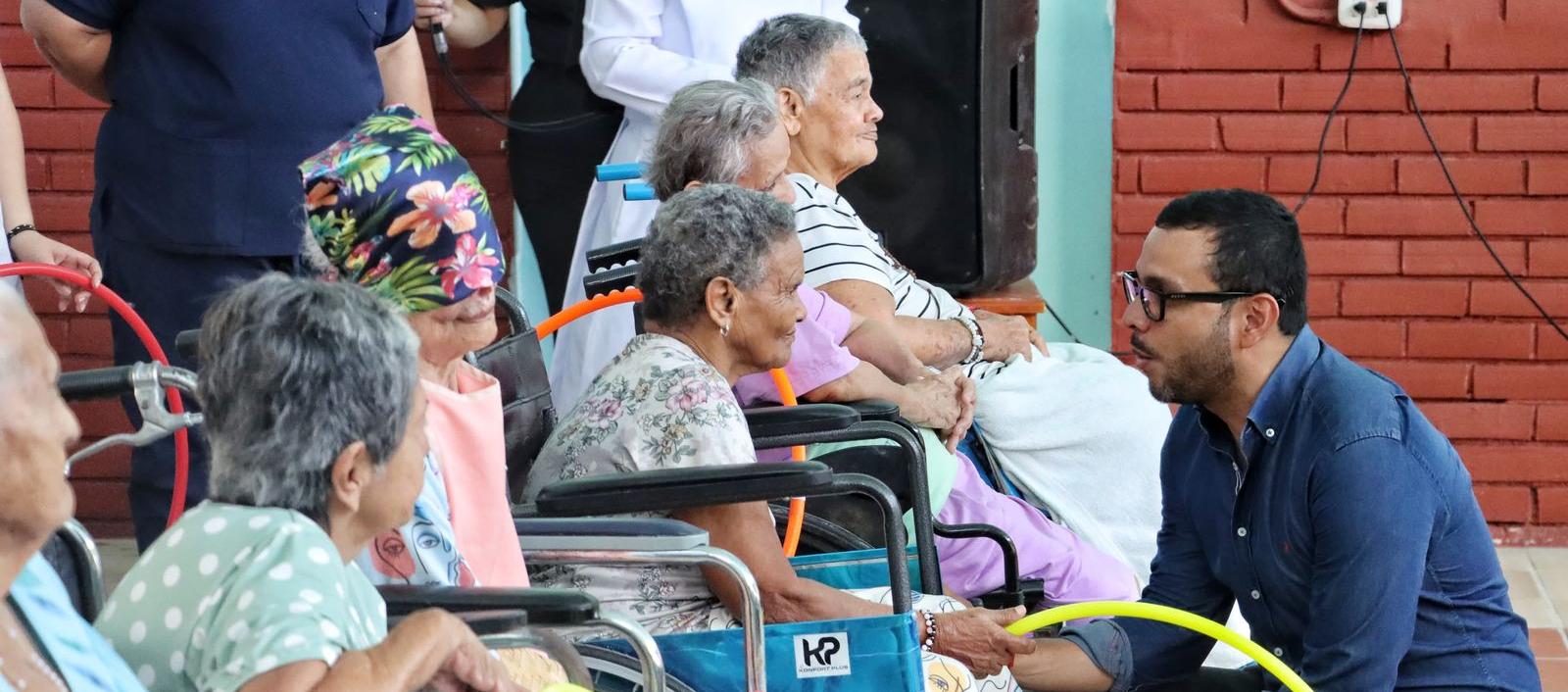 Wilson Quimbayo, gerente de Capital Social, durante un recorrido por las instituciones beneficiadas.