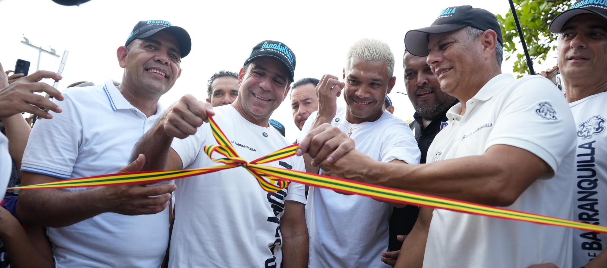 El alcalde Alejandro Char con Teófilo Gutiérrez inaugurando el parque de La Pradera.