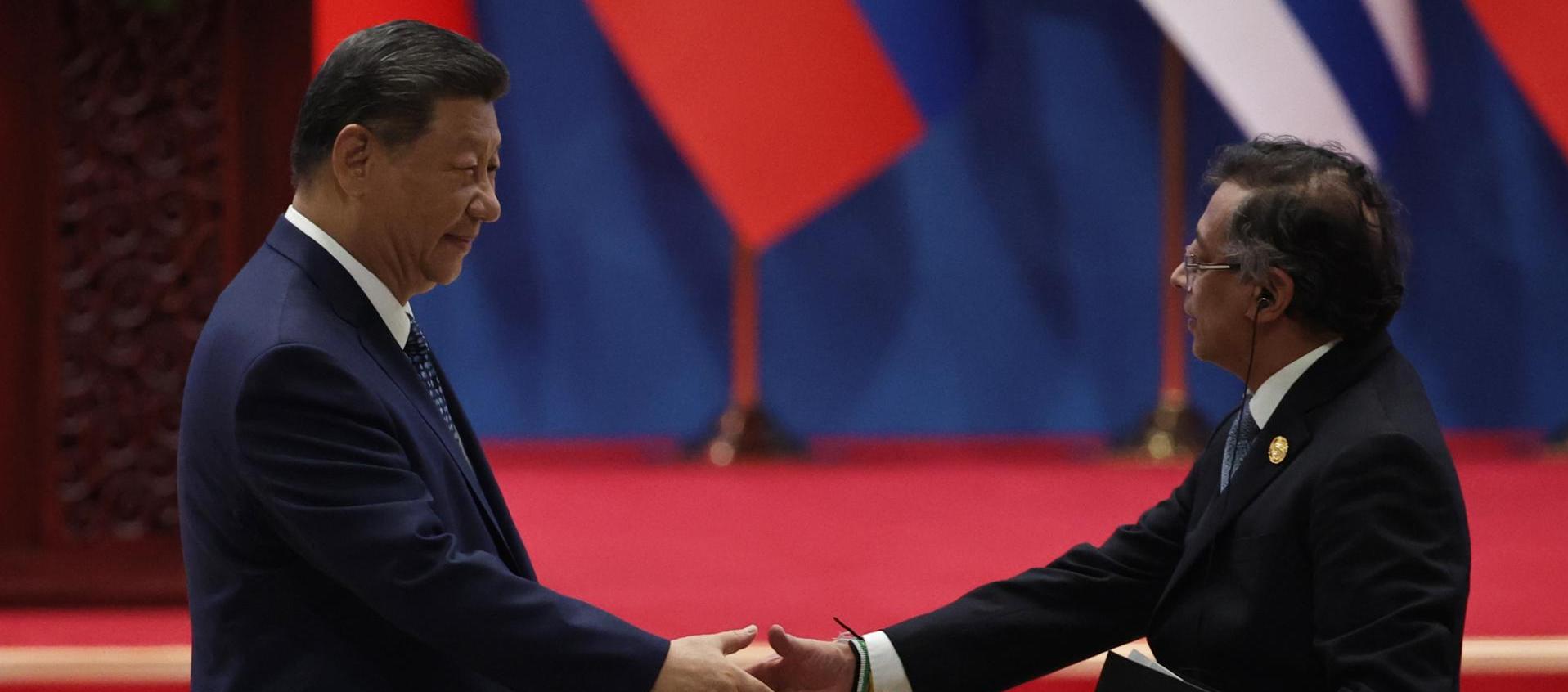 Presidente chino Xi Jinping (i) mientras saluda a su homólogo colombiano Gustavo Petro (d).