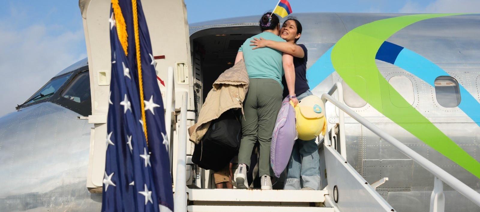 Colombianas ingresando al vuelo de regreso al país.