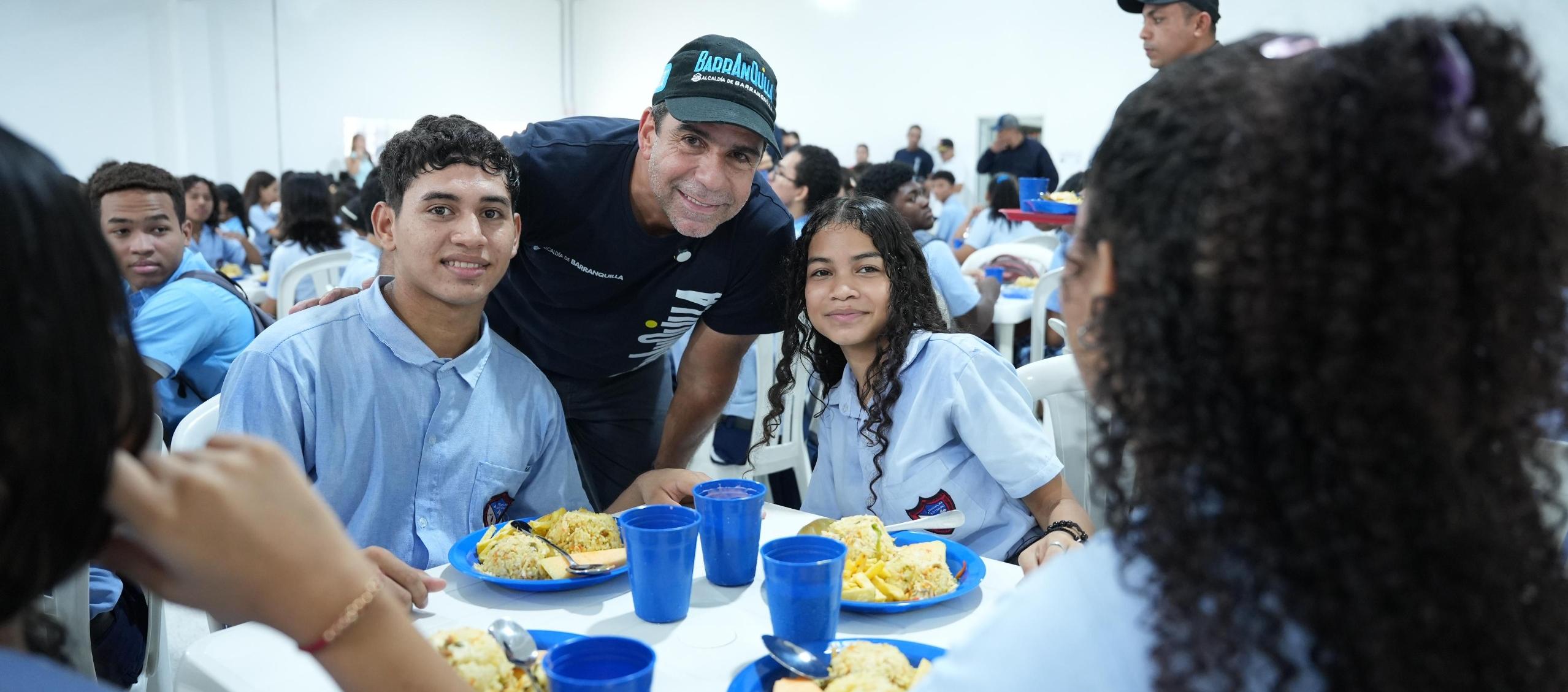 Alcalde Char en la entrega del nuevo comedor escolar.