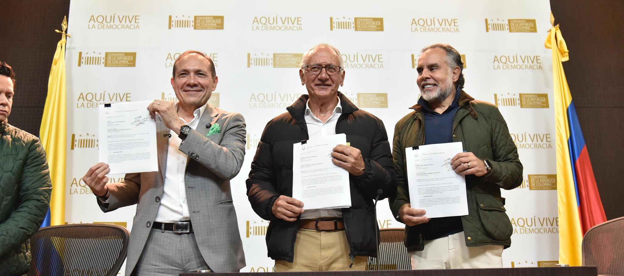 Los ministros de Trabajo, Antonio Sanguino; Salud, Guillermo Alfonso Jaramillo, e Interior, Armando Benedetti, radicando la consulta.