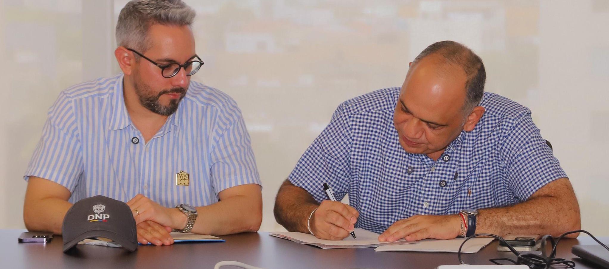 El alcalde de Santa Marta, Carlos Pinedo, firmando el convenio.