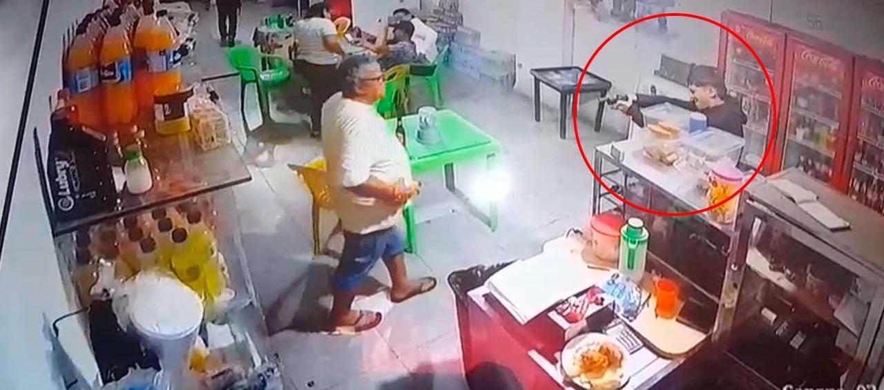 Momento del ataque a bala en la tienda en San Roque.