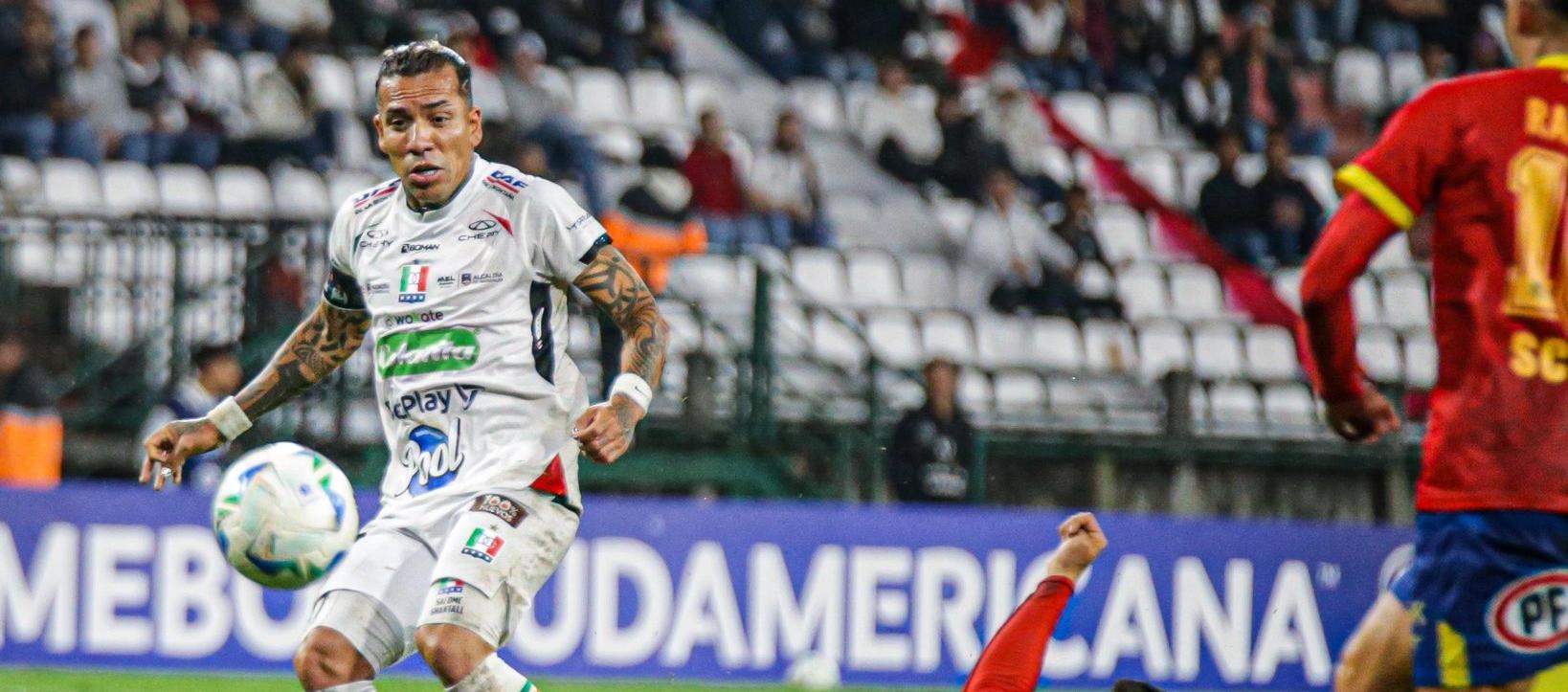 Dayro Moreno disputando un balón.