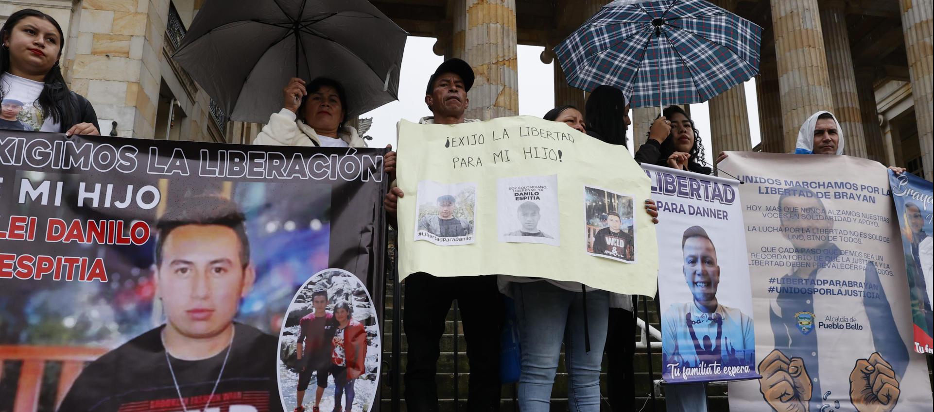 Los familiares realizaron un plantón en la Plaza e Bolívar, en Bogotá.