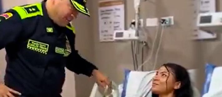 El Director de la Policía, Brigadier General Carlos Triana y patrullera Laura Juanita Camacho Rojas.