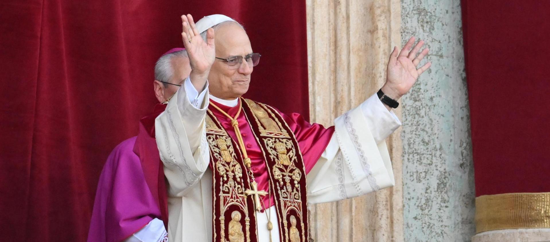 El Papa León XIV bendiciendo a los fieles desde el balcón de la Basílica de San Pedro. 