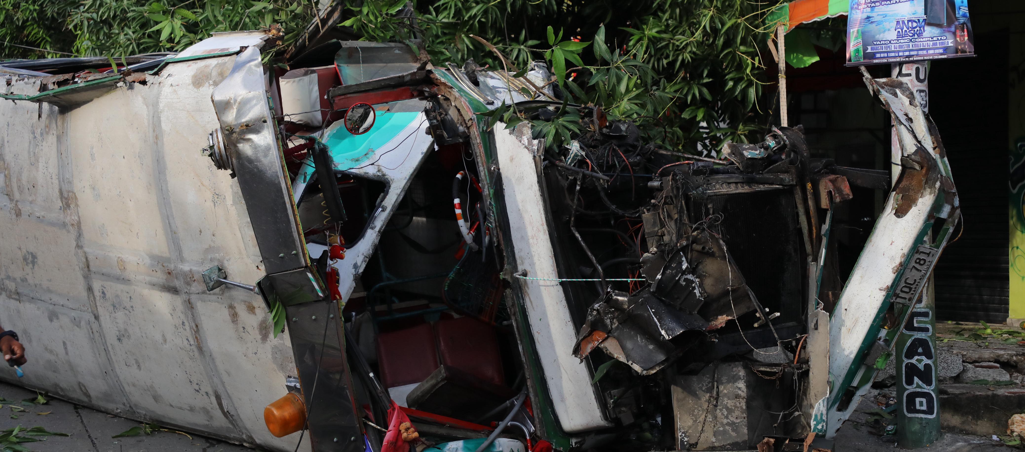 Bus arrolló a varias personas y luego se volcó en la Loma de La Manga