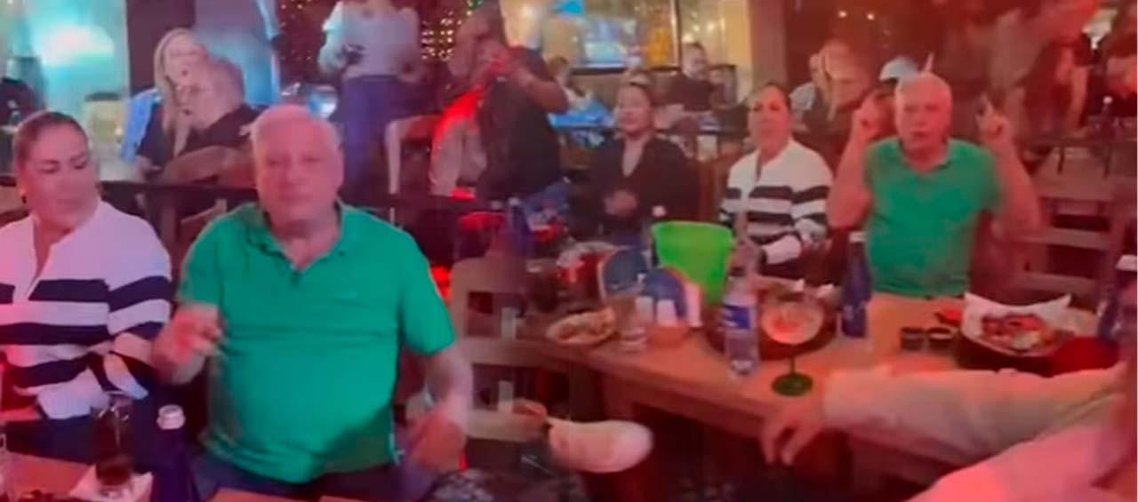 El expresidente panameño Ricardo Martinelli cantando 'El rey' de José Alfredo Jiménez. 