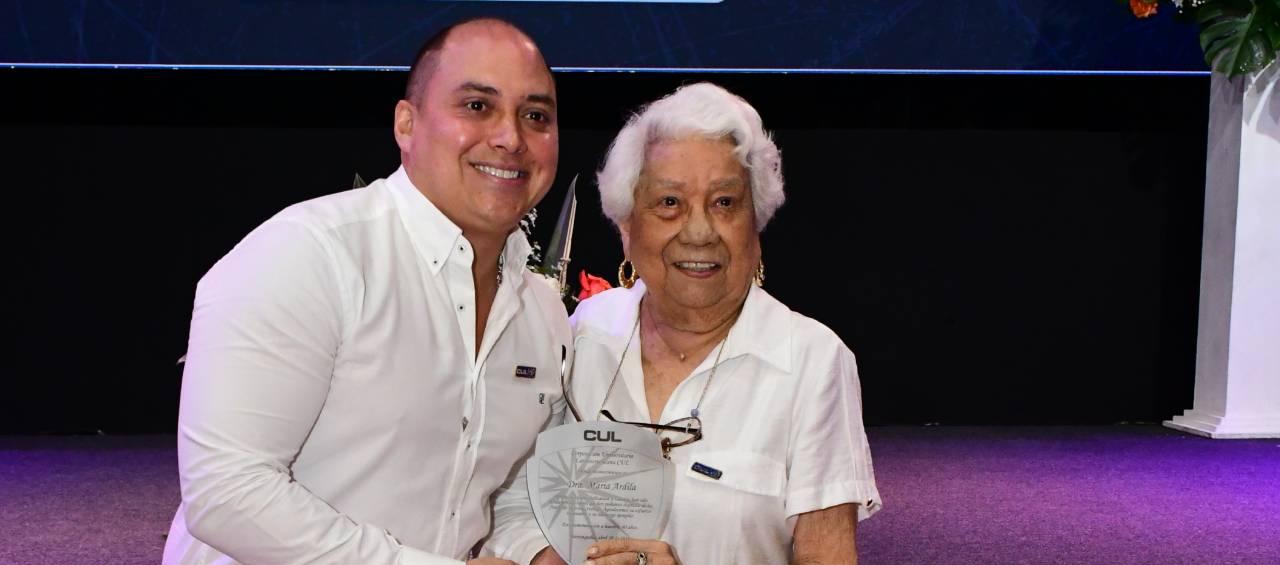El rector de la CUL, José Eduardo Crissien, y una de las fundadoras, María Ardila.
