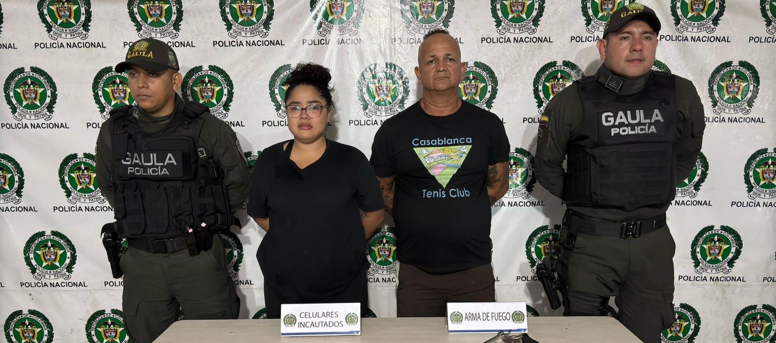 Las autoridades junto a dos de las capturadas.