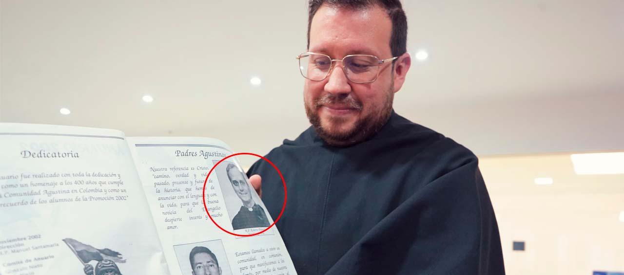 El Padre Fray Camilo Augusto Pineda Henao sosteniendo una imagen de la visita del Papa León XIV en Barranquilla.