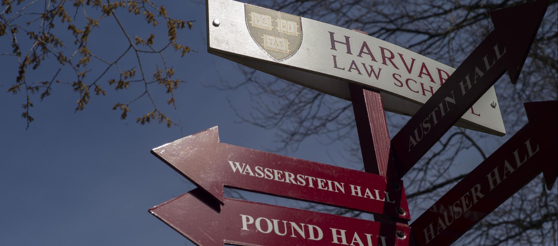 Fotografía de una señal de la Universidad de Harvard. 