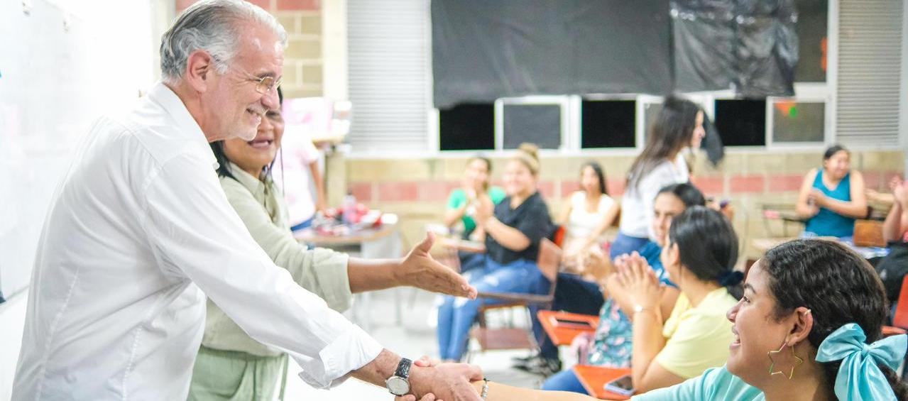 El Gobernador Eduardo Verano con estudiantes universitarios. 