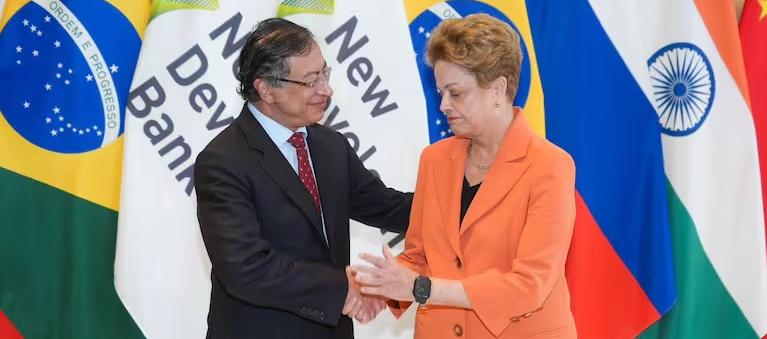 Gustavo Petro junto a la expresidenta de Brasil, Dilma Roussef.