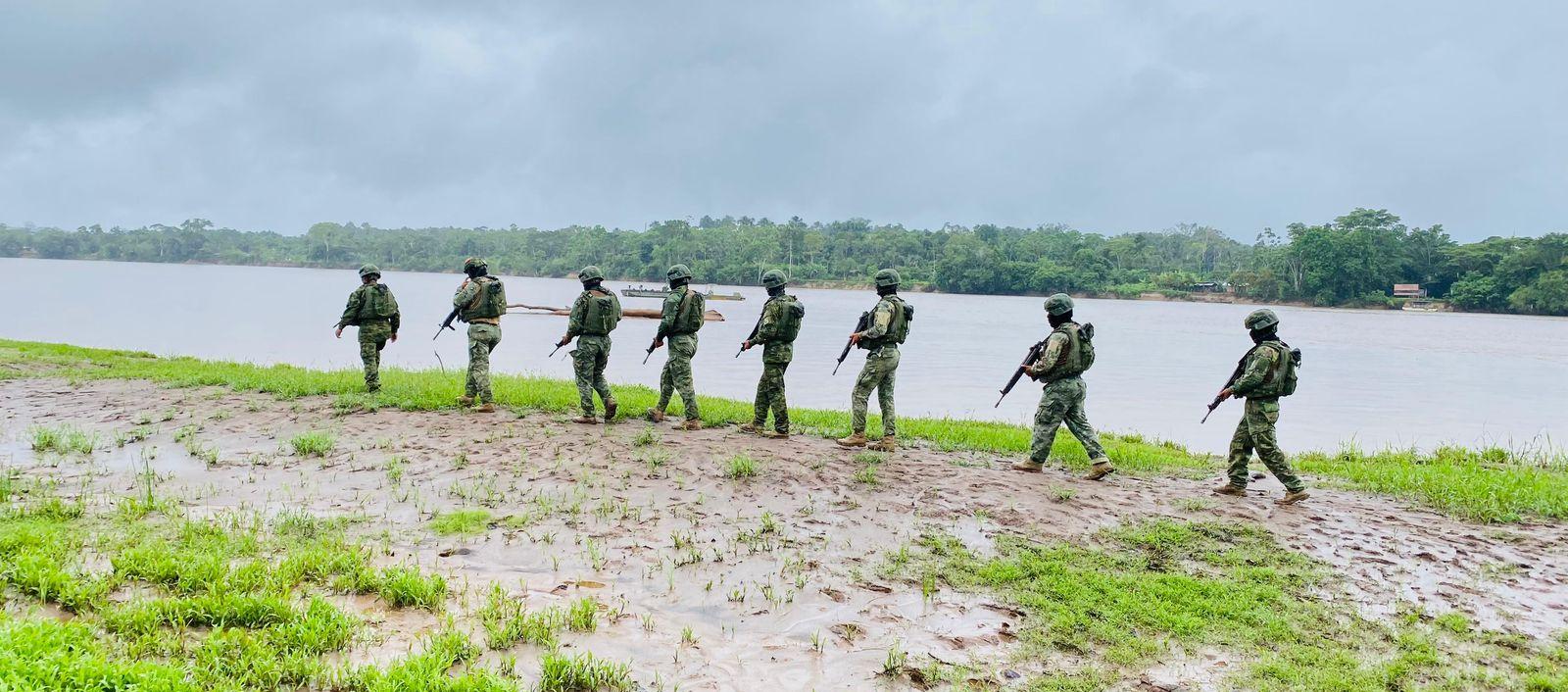 Militares ecuatorianos en frontera con Colombia.