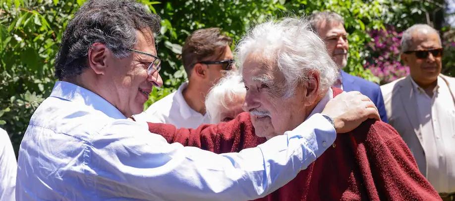 Gustavo Petro junto al expresidente de Uruguay José ‘Pepe’ Mujica. 