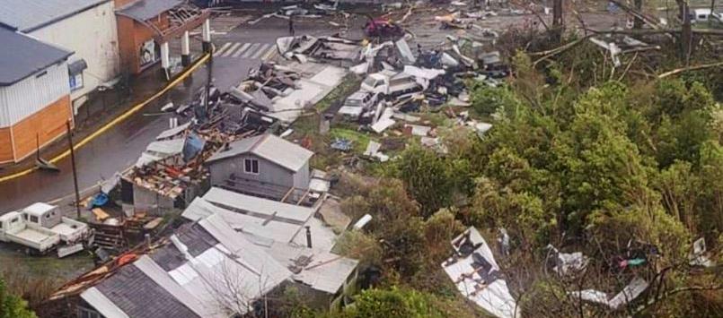 Tornado dejó fuertes daños en el sur de Chile.