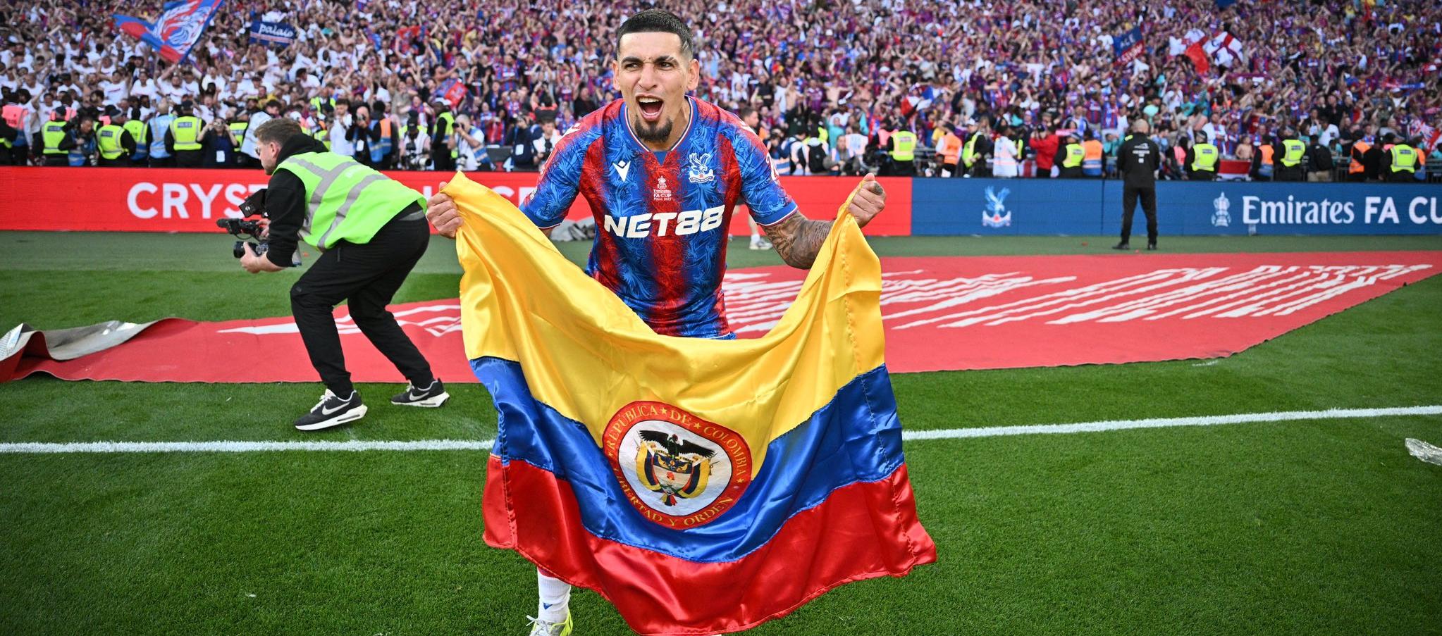 Daniel Muñoz celebrando el título con la bandera colombiana.