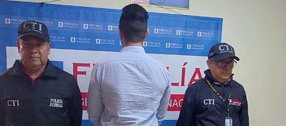 Las autoridades junto al capturado, identificado como Alexis Velasco.