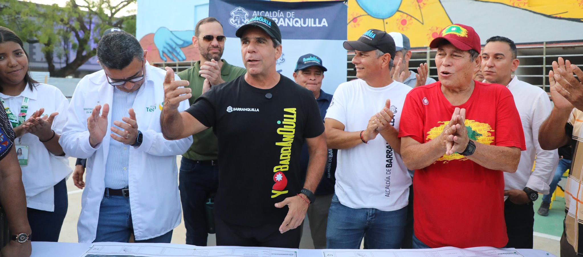 Alcalde Alejandro Char en el acto de anuncio de recuperación de la plaza Águila, barrio Abajo.