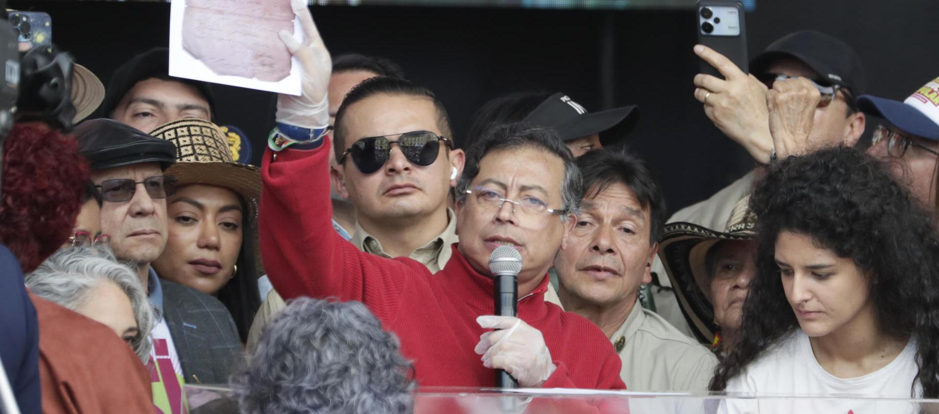 Gustavo Petro esta tarde en su discurso ante los marchantes.
