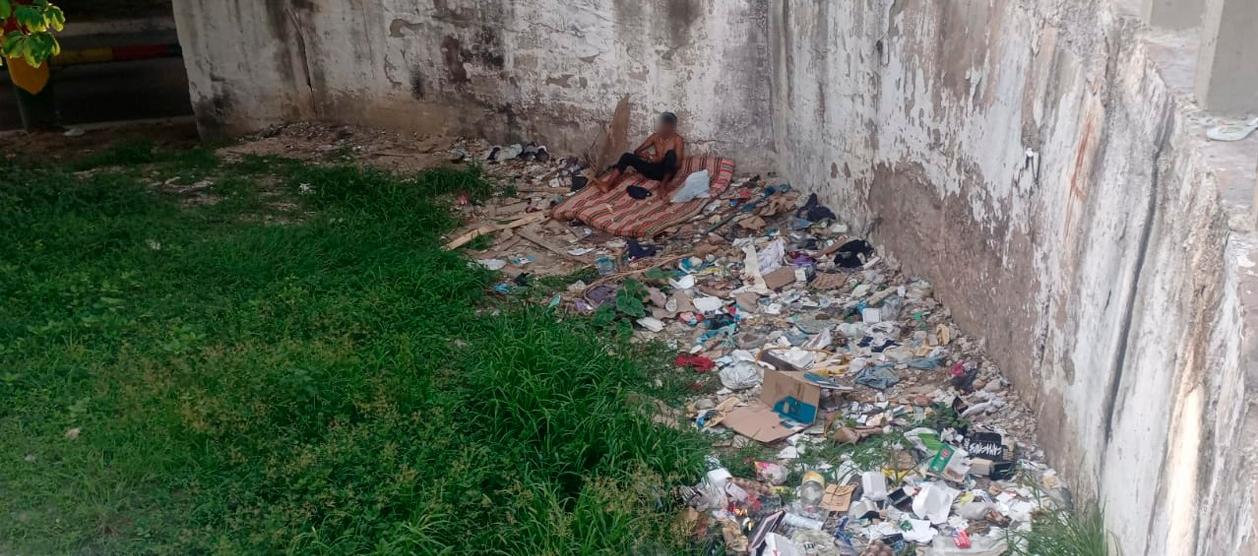 Los habitantes de calle mantienen el lugar sucio. 