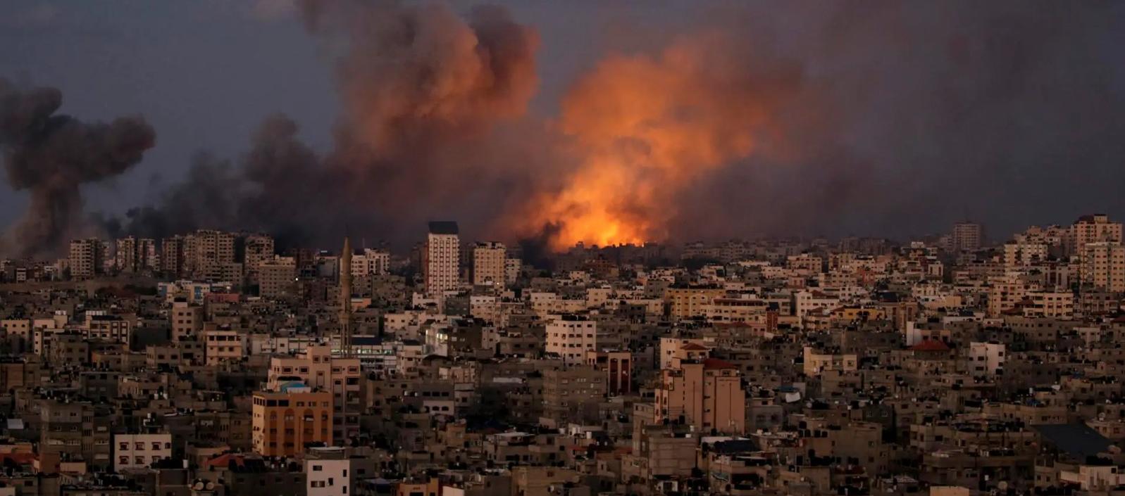 Gaza bajo fuego tras los ataques de Israel.