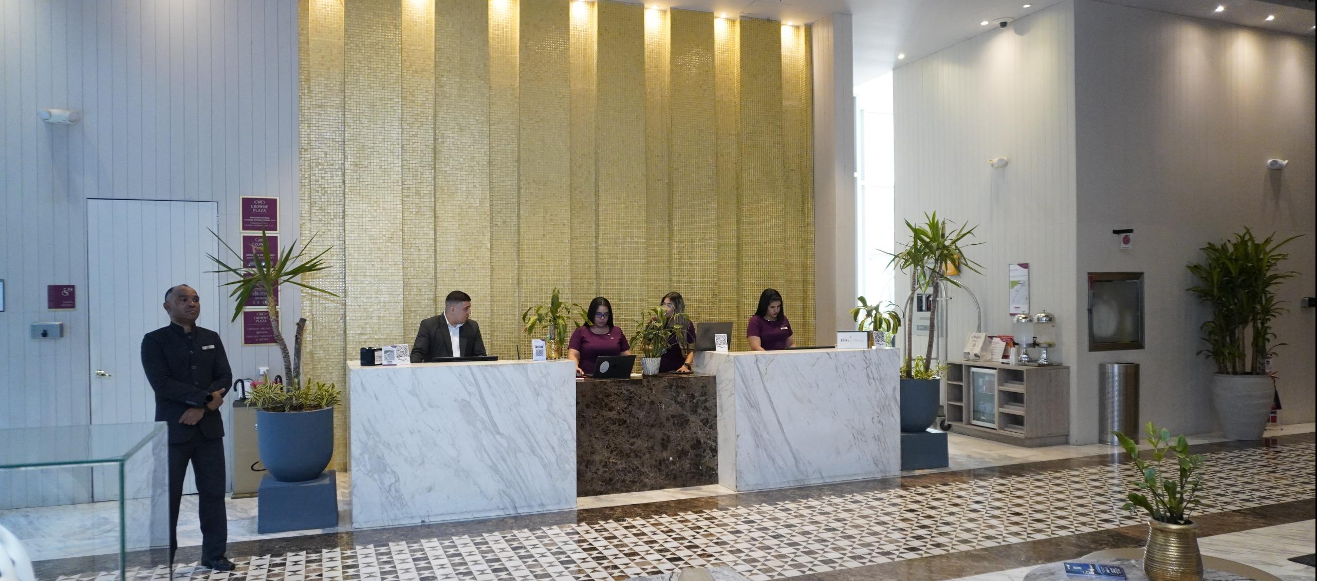 Recepción del hotel Crowne Plaza Barranquilla. 