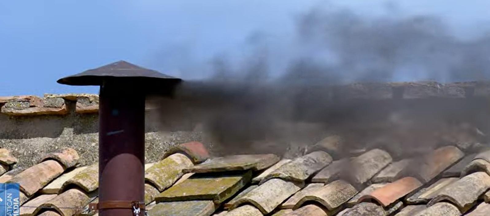 El humo negro de este jueves.