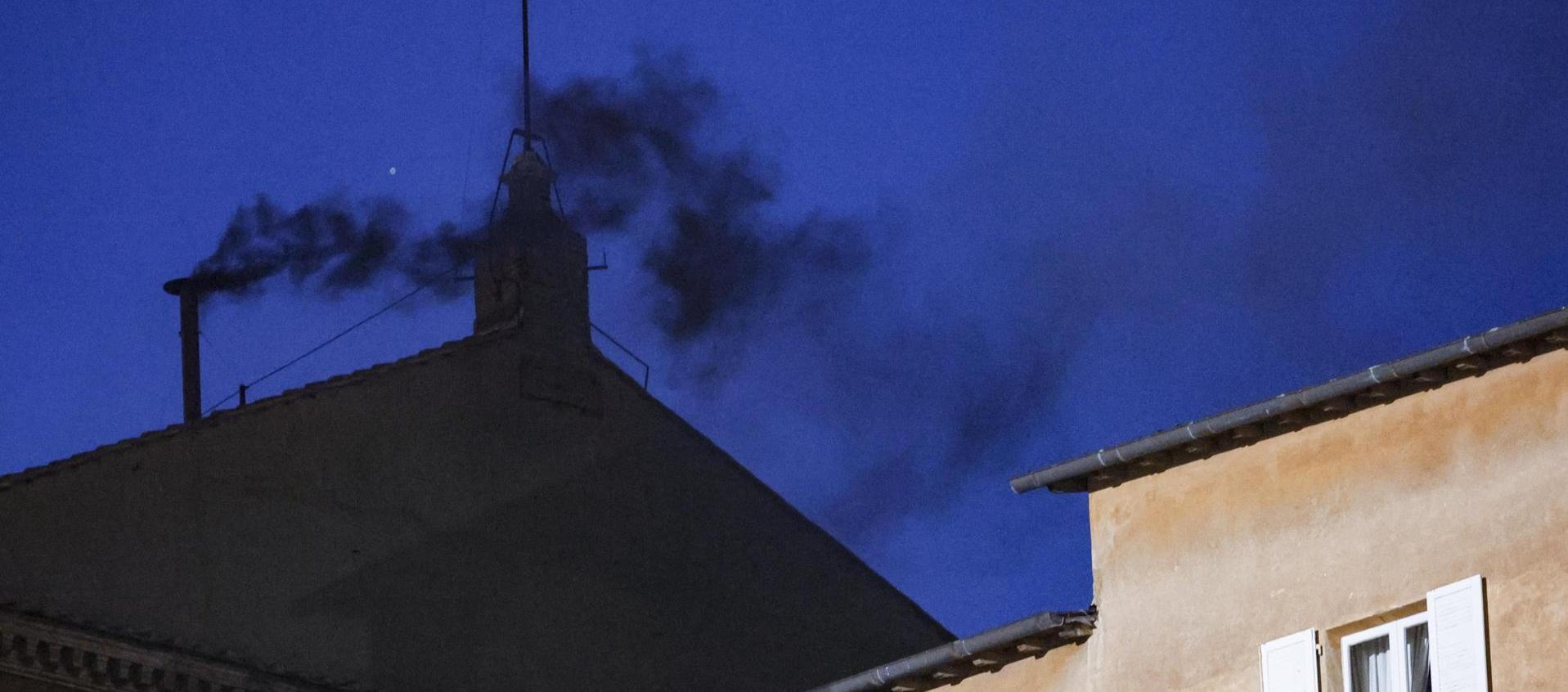 Humo negro en la chimenea de la Capilla Sixtina este miércoles.