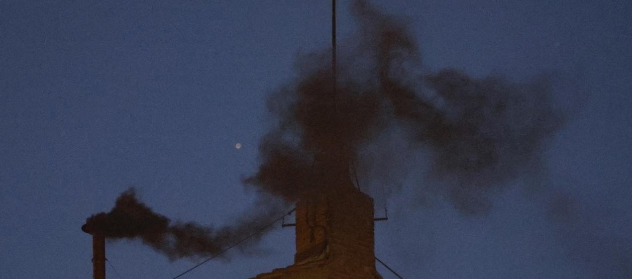 El humo negro del primer día del cónclave.