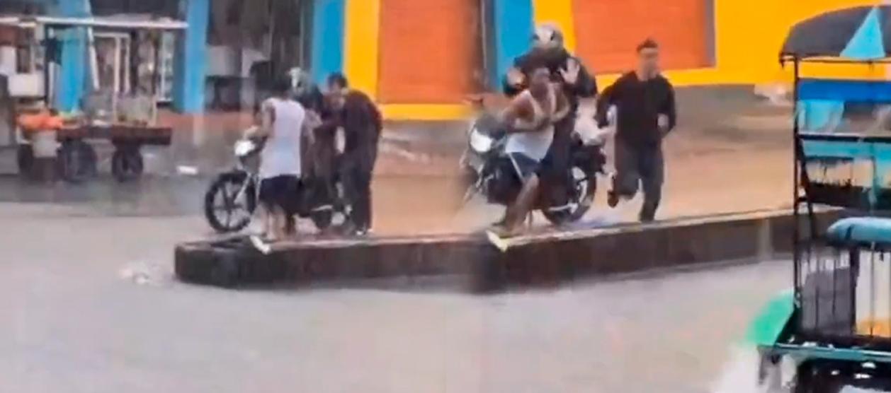 Momento del asalto a motociclista. 